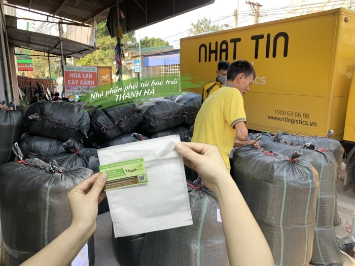 Đơn vị vận chuyển đang lấy số lượng lớn túi bao trái để chuyển cho khách hàng