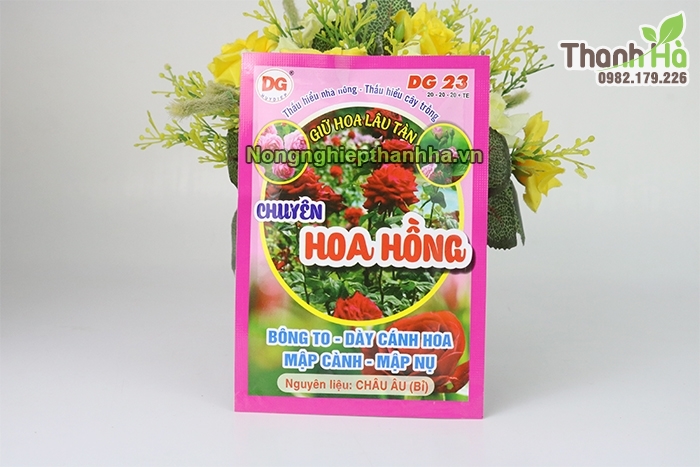 THÀNH PHẦN: N: 20% P2O5hh: 20% K2O: 20% Mn: 500ppm, ZN: 200ppm, B: 175ppm, S: 1%, FE: 200ppm, Mo: 20ppm, CU: 200ppm, MgO: 2% CÔNG DỤNG:  -Phân bón cho hoa hồng với nguyên liệu được nhập khẩu từ Bỉ cung cấp nguồn dinh dưỡng cân đối cho cây. -Sản phẩm với hàm lượng NPK 20-20-20 cân đối bổ sung dưỡng chất giúp cây bật mầm khỏe, ra hoa đồng loạt. - Phân giữ hoa lâu tàn, nụ hoa to, cánh hoa dày, mỡ lá. - Giúp hoa hồng nở to, nở đúng form dáng, đạt màu sắc đẹp mắt. CÁCH SỬ DỤNG: - Cho 40g vào bình 16-32 lít nước phun hoặc tưới cho cây trồng từ 5-7 ngày. - Có thể pha chung với các loại bảo vệ thực vật khác.  